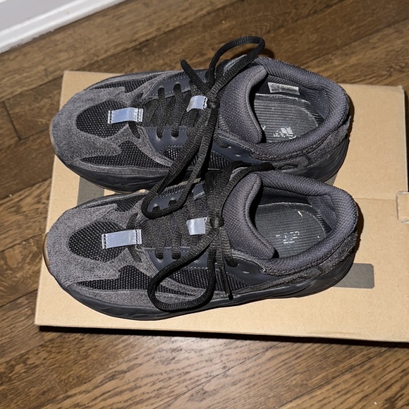 Yeezy Boost 700 - Picture 4 of 9